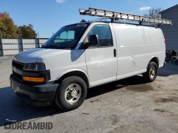 ✅ 2019 Chevrolet Express Cargo • VIN: 1GCWGAFP3K1367083 • Lot: 89528145. Wystawiony na Copart z przebiegiem 134 639 mil. Bezpłatny archiwum sprzedaży aukcyjnych z USA i szczegółowy raport historii pojazdu na DreamBid. Zdjęcie 1.