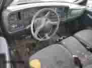 2002 Chevrolet Silverado 1500 z VIN 1GCEC14W12Z185739, wystawiony jako Copart lot #71419234 z przebiegiem 131 034 mil mil oraz Czysty tytuł • Clean title. Historia ofert i sprzedaży dostępna na DreamBid. Obrazek 8.