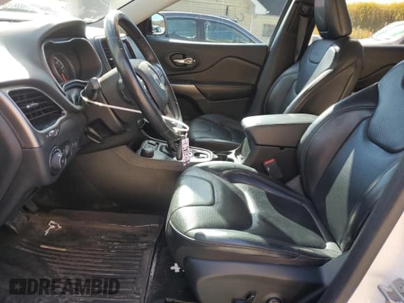 ✅ 2019 Jeep Cherokee Limited • VIN: 1C4PJMDX0KD216825 • Лот: 82606345. Опубликован ранее на Copart с пробегом 83 889 миль. Бесплатный доступ к архиву аукционных продаж из США и подробный отчёт об истории автомобиля на DreamBid. Изображение 7.