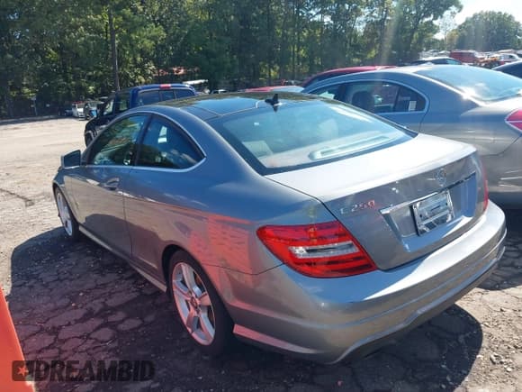 ✅ 2012 Mercedes-Benz C 250 • VIN: WDDGJ4HB2CF792300 • Lot: 40470541. Wystawiony na IAAI z przebiegiem 105 867 mil. Bezpłatny archiwum sprzedaży aukcyjnych z USA i szczegółowy raport historii pojazdu na DreamBid. Zdjęcie 3.