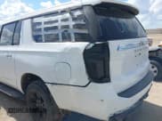 ✅ 2023 Chevrolet Suburban Premier • VIN: 1GNSKFKD5PR334706 • Lot: 43280982. Wystawiony na IAAI z przebiegiem 76 977 mil. Bezpłatny archiwum sprzedaży aukcyjnych z USA i szczegółowy raport historii pojazdu na DreamBid. Zdjęcie 21.