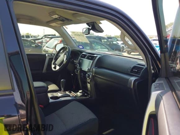 ✅ 2022 Toyota 4Runner SR5 • VIN: JTEMU5JR2N6082958 • Lot: 43548261. Listed on IAAI with 61,556 mi. Free auction sales archive from the USA and detailed vehicle history report at DreamBid. Image 5.