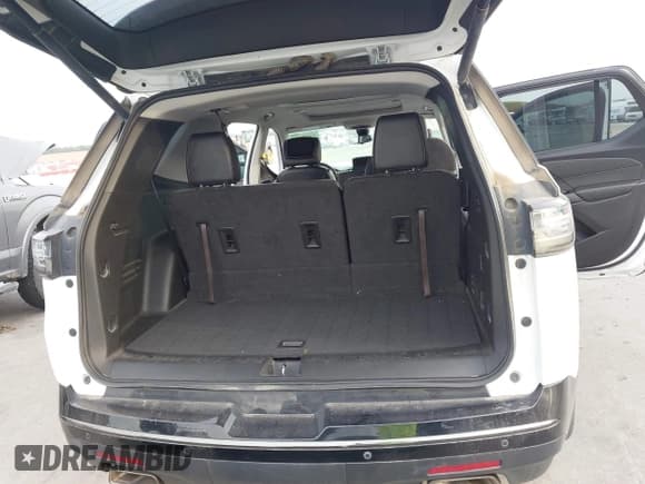 ✅ 2018 Chevrolet Traverse Premier • VIN: 1GNEVJKW7JJ252524 • Lot: 43318243. Wystawiony na IAAI z przebiegiem 118 153 mil. Bezpłatny archiwum sprzedaży aukcyjnych z USA i szczegółowy raport historii pojazdu na DreamBid. Zdjęcie 18.