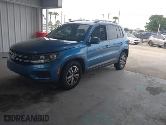 ✅ 2017 Volkswagen Tiguan S • VIN: WVGBV7AX7HW513149 • Лот: 43637967. Опубликован ранее на IAAI с пробегом 157 428 миль. Бесплатный доступ к архиву аукционных продаж из США и подробный отчёт об истории автомобиля на DreamBid. Изображение 2.