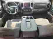 2021 Chevrolet Silverado 1500 LT z VIN 1GCPYDEK8MZ268174, wystawiony jako Copart lot #70090365 z przebiegiem 96 868 mil mil oraz Czysty tytuł • Clean title. Historia ofert i sprzedaży dostępna na DreamBid. Obrazek 8.