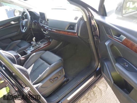 ✅ 2018 Audi Q5 Prestige • VIN: WA1CNAFY2J2099597 • Lot: 43453619. Listed on IAAI with 82,168 mi. Free auction sales archive from the USA and detailed vehicle history report at DreamBid. Image 5.