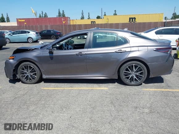 ✅ 2024 Toyota Camry Hybrid SE • VIN: 4T1S31AK4RU077588 • Lot: 43166384. Wystawiony na IAAI z przebiegiem 25 718 mil. Bezpłatny archiwum sprzedaży aukcyjnych z USA i szczegółowy raport historii pojazdu na DreamBid. Zdjęcie 14.