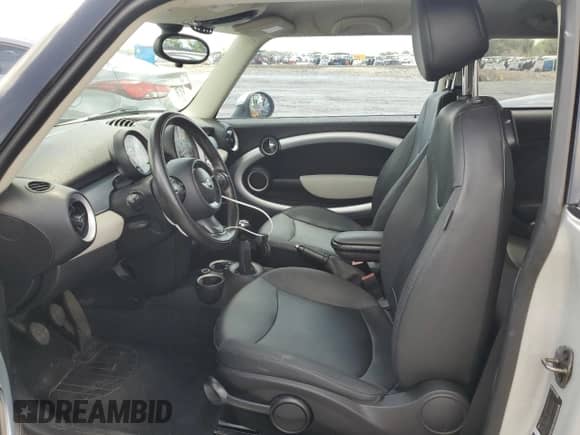 2012 MINI Hardtop с VIN WMWSU3C54CT186406, выставлен на аукционе Copart как лот 60940305 с пробегом 106 819 миль миль и Списание • Salvage title. История ставок и продаж доступна на DreamBid. Изображение 7.