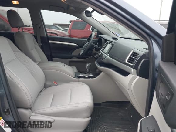 ✅ 2017 Toyota Highlander LE • VIN: 5TDZZRFH1HS222330 • Lot: 41933841. Wystawiony na IAAI z przebiegiem 150 459 mil. Bezpłatny archiwum sprzedaży aukcyjnych z USA i szczegółowy raport historii pojazdu na DreamBid. Zdjęcie 5.