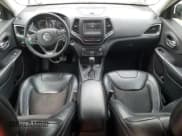 ✅ 2019 Jeep Cherokee Latitude Plus • VIN: 1C4PJLLB7KD274981 • Lot: 81554305. Wystawiony na Copart z przebiegiem 97 627 mil. Bezpłatny archiwum sprzedaży aukcyjnych z USA i szczegółowy raport historii pojazdu na DreamBid. Zdjęcie 8.