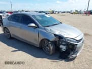 ✅ 2023 Kia Forte LXS • VIN: 3KPF24AD6PE688309 • Lot: 43246833. Wystawiony na IAAI z przebiegiem 27 618 mil. Bezpłatny archiwum sprzedaży aukcyjnych z USA i szczegółowy raport historii pojazdu na DreamBid. Zdjęcie 1.