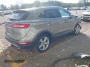 ✅ 2017 Lincoln MKC Premiere • VIN: 5LMCJ1C93HUL00395 • Lot: 43385592. Wystawiony na IAAI z przebiegiem 123 483 mil. Bezpłatny archiwum sprzedaży aukcyjnych z USA i szczegółowy raport historii pojazdu na DreamBid. Zdjęcie 4.