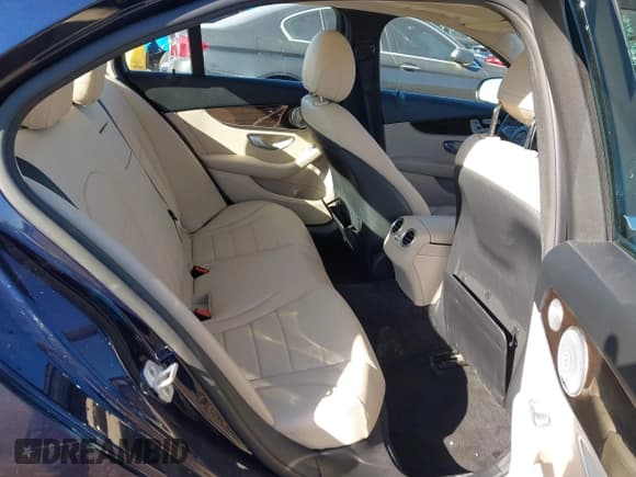 ✅ 2015 Mercedes-Benz C 300 Luxury • VIN: 55SWF4KB1FU019082 • Lot: 43863198. Wystawiony na IAAI z przebiegiem 43 679 mil. Bezpłatny archiwum sprzedaży aukcyjnych z USA i szczegółowy raport historii pojazdu na DreamBid. Zdjęcie 8.