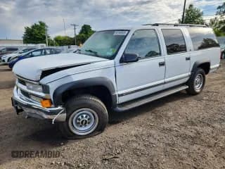 ✅ 1999 Chevrolet Suburban • VIN: 3GNGK26J6XG138627 • Лот: 69168845. Опубликован ранее на Copart с пробегом 101 061 миль. Бесплатный доступ к архиву аукционных продаж из США и подробный отчёт об истории автомобиля на DreamBid. Изображение 1.