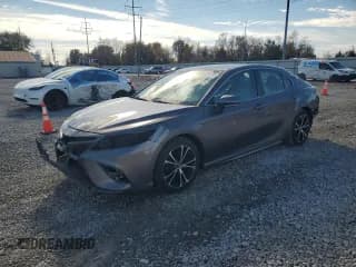 ✅ 2018 Toyota Camry SE • VIN: 4T1B11HK0JU109176 • Лот: 91262725. Опубликован ранее на Copart с пробегом 80 692 миль. Бесплатный доступ к архиву аукционных продаж из США и подробный отчёт об истории автомобиля на DreamBid. Изображение 1.