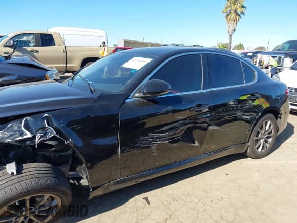 ✅ 2020 Alfa Romeo Giulia • VIN: ZARFAMAN0L7636282 • Lot: 43791095. Listed on IAAI with 34,592 mi. Free auction sales archive from the USA and detailed vehicle history report at DreamBid. Image 14.