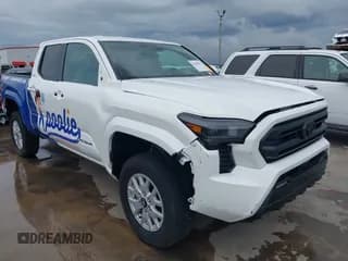 ✅ 2024 Toyota Tacoma SR5 • VIN: 3TMKB5FN6RM015504 • Lot: 42450102. Wystawiony na IAAI z przebiegiem 2 058 mil. Bezpłatny archiwum sprzedaży aukcyjnych z USA i szczegółowy raport historii pojazdu na DreamBid. Zdjęcie 1.
