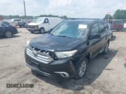✅ 2012 Toyota Highlander • VIN: 5TDBK3EHXCS152212 • Lot: 42791779. Wystawiony na IAAI z przebiegiem 199 687 mil. Bezpłatny archiwum sprzedaży aukcyjnych z USA i szczegółowy raport historii pojazdu na DreamBid. Zdjęcie 2.