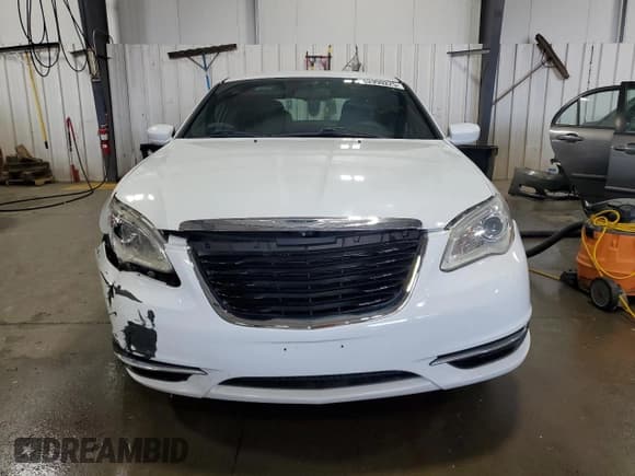 ✅ 2014 Chrysler 200 LX • VIN: 1C3CCBAB9EN210143 • Lot: 62990225. Wystawiony na Copart z przebiegiem 198 620 mil. Bezpłatny archiwum sprzedaży aukcyjnych z USA i szczegółowy raport historii pojazdu na DreamBid. Zdjęcie 5.