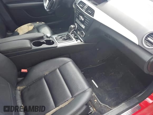 ✅ 2014 Mercedes-Benz C 250 Sport • VIN: WDDGF4HBXEA937729 • Lot: 42511941. Wystawiony na IAAI z przebiegiem Nie podano. Bezpłatny archiwum sprzedaży aukcyjnych z USA i szczegółowy raport historii pojazdu na DreamBid. Zdjęcie 5.