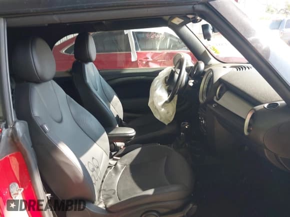 ✅ 2014 MINI Convertible • VIN: WMWZN3C59ET569675 • Lot: 42378842. Wystawiony na IAAI z przebiegiem 70 352 mil. Bezpłatny archiwum sprzedaży aukcyjnych z USA i szczegółowy raport historii pojazdu na DreamBid. Zdjęcie 5.