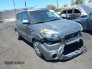 ✅ 2013 Kia Soul • VIN: KNDJT2A5XD7492146 • Лот: 42894739. Опубликован ранее на IAAI с пробегом 66 734 миль. Бесплатный доступ к архиву аукционных продаж из США и подробный отчёт об истории автомобиля на DreamBid. Изображение 1.