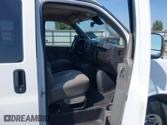 ✅ 2020 Chevrolet Express Passenger LT • VIN: 1GAZGPFG4L1127549 • Lot: 43125998. Listed on IAAI with 75,177 mi. Free auction sales archive from the USA and detailed vehicle history report at DreamBid. Image 5.