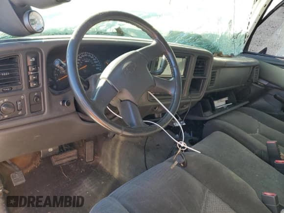 ✅ 2005 Chevrolet Silverado 2500HD LS • VIN: 1GCHK23275F851139 • Lot: 86620585. Wystawiony na Copart z przebiegiem Nie podano. Bezpłatny archiwum sprzedaży aukcyjnych z USA i szczegółowy raport historii pojazdu na DreamBid. Zdjęcie 8.