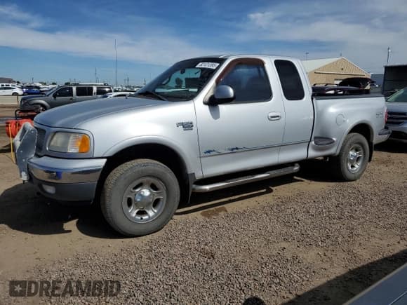 ✅ 1999 Ford F-150 XL • VIN: 1FTRX08L3XKA96271 • Lot: 82121395. Wystawiony na Copart z przebiegiem Nie podano. Bezpłatny archiwum sprzedaży aukcyjnych z USA i szczegółowy raport historii pojazdu na DreamBid. Zdjęcie 1.