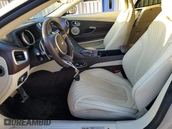 ✅ 2020 Aston Martin DB11 • VIN: SCFRMFCW5LGM08456 • Лот: 78863454. Опубликован ранее на Copart с пробегом Не указан. Бесплатный доступ к архиву аукционных продаж из США и подробный отчёт об истории автомобиля на DreamBid. Изображение 7.