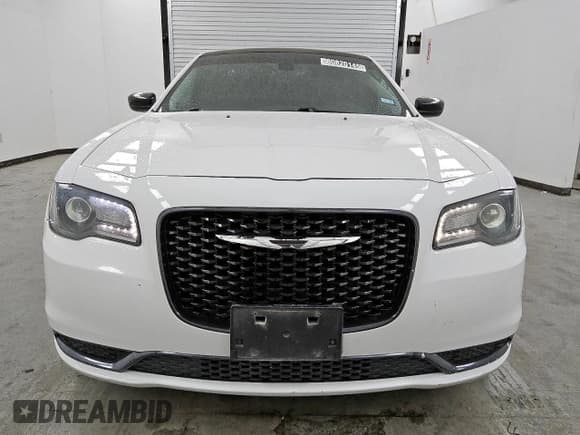 ✅ 2018 Chrysler 300 Touring • VIN: 2C3CCAAG5JH151570 • Lot: 80820145. Listed on Copart with 100,099 mi. Free auction sales archive from the USA and detailed vehicle history report at DreamBid. Image 5.