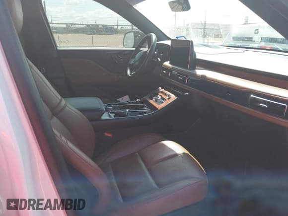 ✅ 2023 Lincoln Aviator Reserve • VIN: 5LM5J7WC8PGL07424 • Lot: 42671185. Wystawiony na IAAI z przebiegiem 40 238 mil. Bezpłatny archiwum sprzedaży aukcyjnych z USA i szczegółowy raport historii pojazdu na DreamBid. Zdjęcie 5.