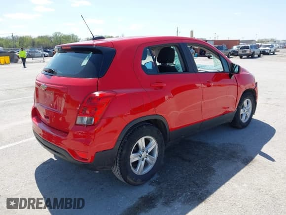 ✅ 2020 Chevrolet Trax LS • VIN: KL7CJKSB9LB353721 • Lot: 41987811. Wystawiony na IAAI z przebiegiem Nie podano. Bezpłatny archiwum sprzedaży aukcyjnych z USA i szczegółowy raport historii pojazdu na DreamBid. Zdjęcie 4.
