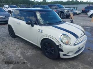 2010 MINI Hardtop с VIN WMWMF3C50ATZ62112, выставлен на аукционе IAAI как лот 42968549 с пробегом 154 913 миль миль и . История ставок и продаж доступна на DreamBid. Изображение 1.