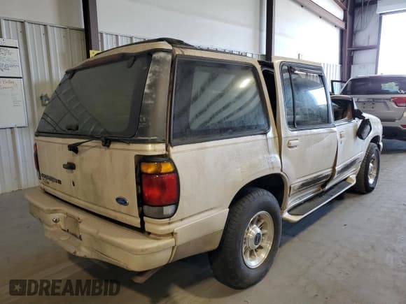 ✅ 1996 Ford Explorer XLT • VIN: 1FMDU32P0TZB87284 • Lot: 82184024. Wystawiony na Copart z przebiegiem 117 882 mil. Bezpłatny archiwum sprzedaży aukcyjnych z USA i szczegółowy raport historii pojazdu na DreamBid. Zdjęcie 3.