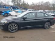 ✅ 2024 Volkswagen Jetta Sport • VIN: 3VWBM7BU9RM027744 • Lot: 41688894. Wystawiony na IAAI z przebiegiem 32 834 mil. Bezpłatny archiwum sprzedaży aukcyjnych z USA i szczegółowy raport historii pojazdu na DreamBid. Zdjęcie 14.