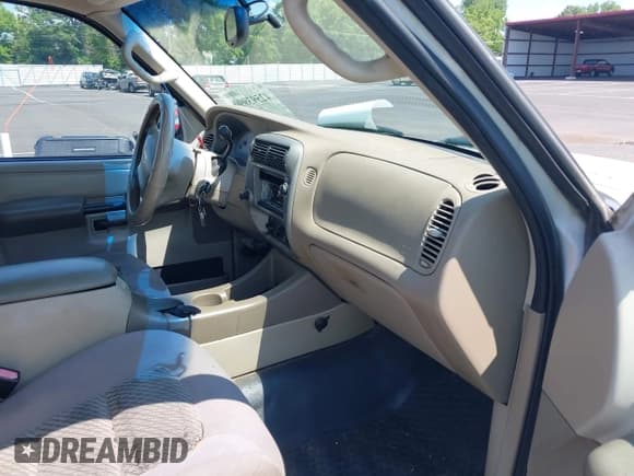 ✅ 2004 Ford Explorer Sport Trac XLS • VIN: 1FMZU67K44UB03518 • Lot: 42593990. Wystawiony na IAAI z przebiegiem 234 857 mil. Bezpłatny archiwum sprzedaży aukcyjnych z USA i szczegółowy raport historii pojazdu na DreamBid. Zdjęcie 5.