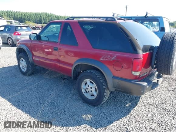 1999 Chevrolet Blazer LS z VIN 1GNCT18W6XK240758, wystawiony jako IAAI lot #42729667 z przebiegiem Nie podano mil oraz . Historia ofert i sprzedaży dostępna na DreamBid. Obrazek 3.