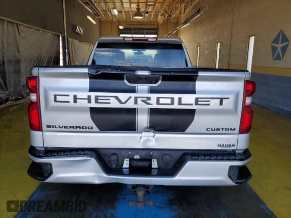 ✅ 2022 Chevrolet Silverado 1500 Custom • VIN: 1GCPYBEK1NZ198166 • Lot: 85586475. Wystawiony na Copart z przebiegiem 83 867 mil. Bezpłatny archiwum sprzedaży aukcyjnych z USA i szczegółowy raport historii pojazdu na DreamBid. Zdjęcie 6.