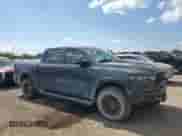 2025 Ram 1500 Rebel z VIN 1C6SRFLP9SN724227, wystawiony jako Copart lot #70583185 z przebiegiem 6 009 mil mil oraz Szkoda całkowita • Salvage title. Historia ofert i sprzedaży dostępna na DreamBid. Obrazek 4.