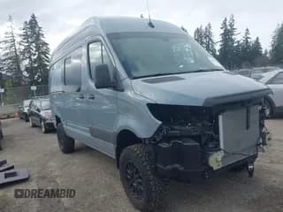 ✅ 2023 Mercedes-Benz Sprinter • VIN: W1W4NBVY8PT131445 • Lot: 41826124. Wystawiony na IAAI z przebiegiem 7 376 mil. Bezpłatny archiwum sprzedaży aukcyjnych z USA i szczegółowy raport historii pojazdu na DreamBid. Zdjęcie 1.