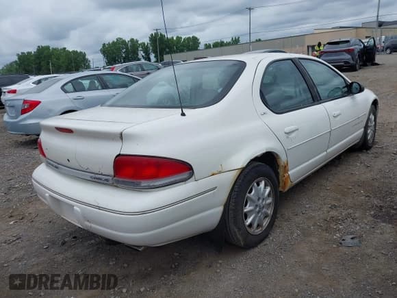 ✅ 2000 Chrysler Cirrus LXi • VIN: 1C3EJ56H8YN174625 • Lot: 42660277. Listed on IAAI with 81,802 mi. Free auction sales archive from the USA and detailed vehicle history report at DreamBid. Image 4.