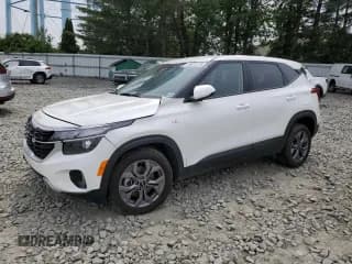 ✅ 2025 Kia Seltos LX • VIN: KNDEPCAA8S7720828 • Lot: 60821315. Wystawiony na Copart z przebiegiem 7 491 mil. Bezpłatny archiwum sprzedaży aukcyjnych z USA i szczegółowy raport historii pojazdu na DreamBid. Zdjęcie 1.