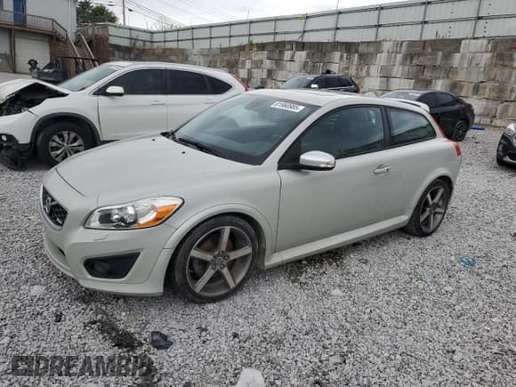 ✅ 2011 Volvo C30 • VIN: YV1672MK2B2209240 • Лот: 81960985. Опубликован ранее на Copart с пробегом 105 998 миль. Бесплатный доступ к архиву аукционных продаж из США и подробный отчёт об истории автомобиля на DreamBid. Изображение 1.