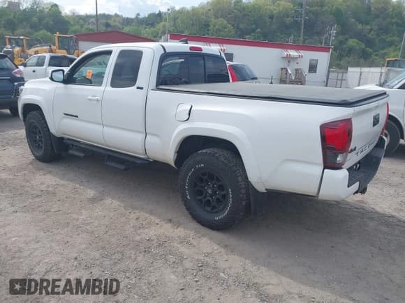 ✅ 2022 Toyota Tacoma SR • VIN: 3TYSZ5AN1NT092590 • Лот: 42148792. Опубликован ранее на IAAI с пробегом 58 154 миль. Бесплатный доступ к архиву аукционных продаж из США и подробный отчёт об истории автомобиля на DreamBid. Изображение 3.