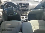 ✅ 2013 Toyota Highlander SE • VIN: 5TDZK3EH5DS103015 • Лот: 81876345. Опубликован ранее на Copart с пробегом 173 139 миль. Бесплатный доступ к архиву аукционных продаж из США и подробный отчёт об истории автомобиля на DreamBid. Изображение 8.