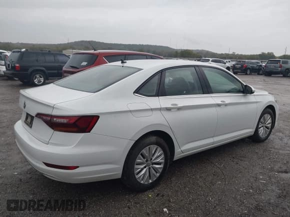 ✅ 2019 Volkswagen Jetta S • VIN: 3VWC57BUXKM022575 • Lot: 43531435. Wystawiony na IAAI z przebiegiem 75 444 mil. Bezpłatny archiwum sprzedaży aukcyjnych z USA i szczegółowy raport historii pojazdu na DreamBid. Zdjęcie 4.