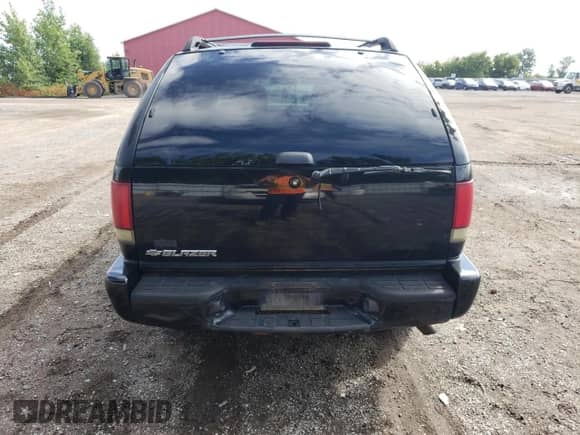 2005 Chevrolet Blazer LS z VIN 1GNCT18X45K112296, wystawiony jako Copart lot #69237215 z przebiegiem 206 198 mil mil oraz Czysty tytuł • Clean title. Historia ofert i sprzedaży dostępna na DreamBid. Obrazek 6.