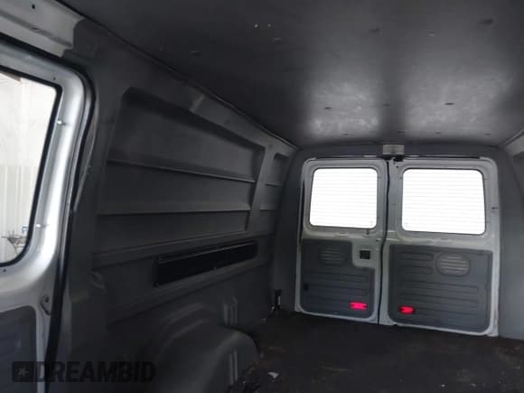 ✅ 2012 Ford Econoline Cargo Commercial • VIN: 1FTNS2EW6CDB17829 • Lot: 42624926. Wystawiony na IAAI z przebiegiem 196 273 mil. Bezpłatny archiwum sprzedaży aukcyjnych z USA i szczegółowy raport historii pojazdu na DreamBid. Zdjęcie 8.
