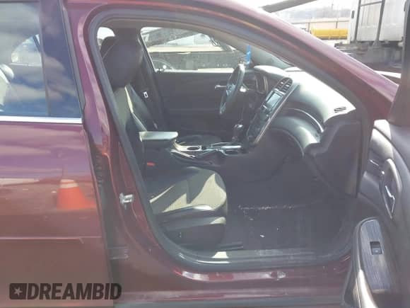 2015 Chevrolet Malibu LT z VIN 1G11C5SL6FF124207, wystawiony jako IAAI lot #41946107 z przebiegiem 144 416 mil mil oraz . Historia ofert i sprzedaży dostępna na DreamBid. Obrazek 5.